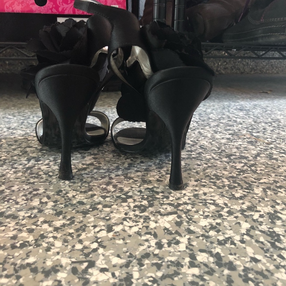 Niña black pumps with accent black flower.